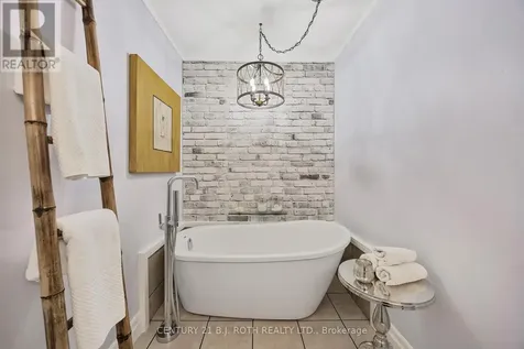 10 Allen Drive North Wasaga Beach ON L9Z 1K5
