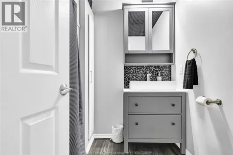 2337 Parkwood Avenue Windsor ON N8W 2K3