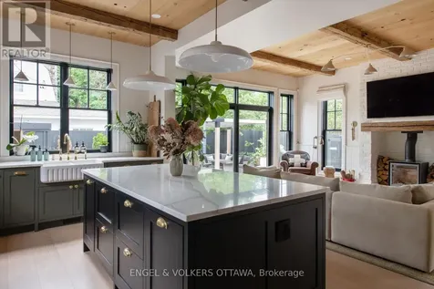 551 Hillcrest Avenue Ottawa ON K2A 2N1