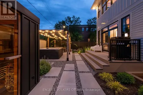 551 Hillcrest Avenue Ottawa ON K2A 2N1