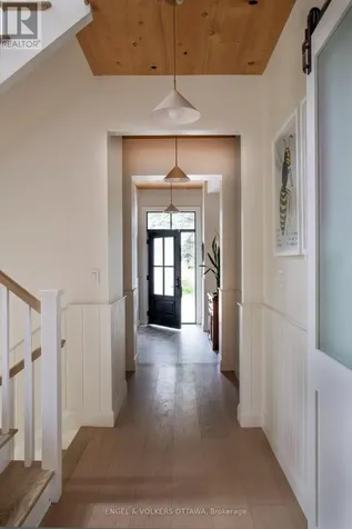 551 Hillcrest Avenue Ottawa ON K2A 2N1