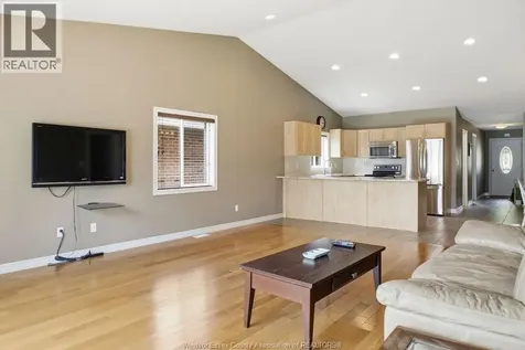 1973 Venetian Avenue Windsor ON N8P 2A1