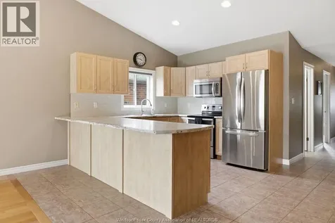 1973 Venetian Avenue Windsor ON N8P 2A1