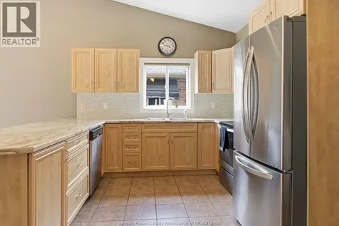 1973 Venetian Avenue Windsor ON N8P 2A1
