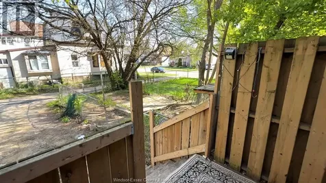 1424 Wyandotte Street West Windsor ON N9B 1H4