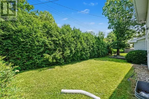 907 Dresden Crescent Ottawa ON K2B 5H8