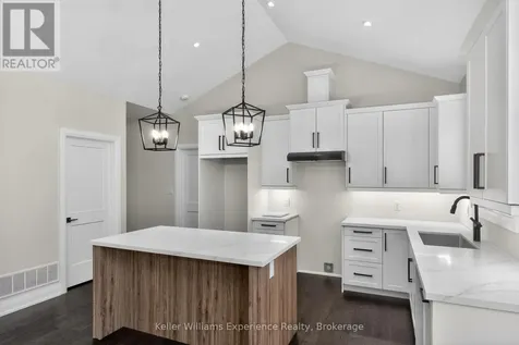 62 Rue Vanier Tiny ON L9M 0J2