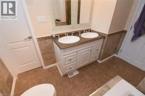 1087 Maplehurst Avenue Burlington ON L7T 3G3