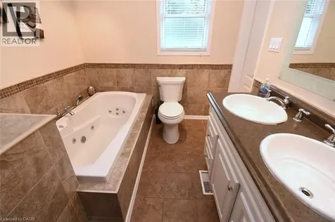 1087 Maplehurst Avenue Burlington ON L7T 3G3