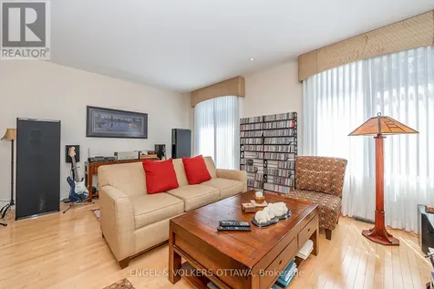 210 West Village Private Ottawa ON K1Z 1E4