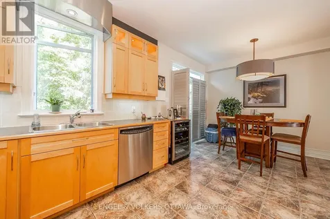 210 West Village Private Ottawa ON K1Z 1E4