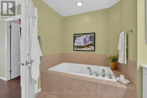 38 Metropole Private Ottawa ON K1Z 1E9