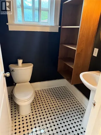 1504 Elsmere Windsor ON N8X 4H3