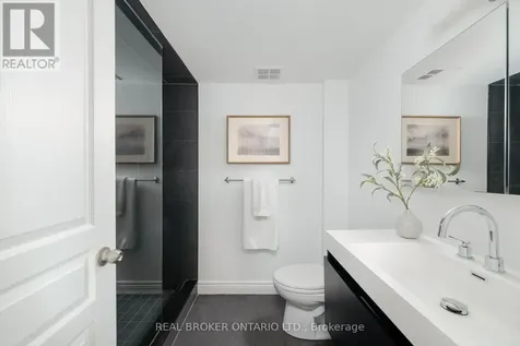 12 East York Avenue Toronto (broadview North) ON M4K 3Z9