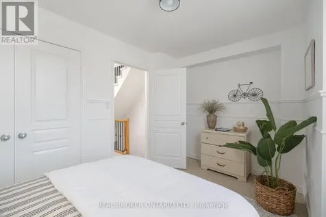 12 East York Avenue Toronto (broadview North) ON M4K 3Z9