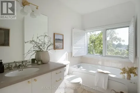 12 East York Avenue Toronto (broadview North) ON M4K 3Z9