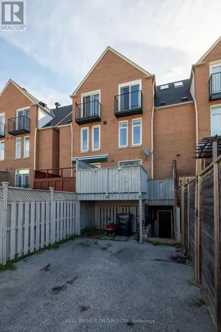 12 East York Avenue Toronto (broadview North) ON M4K 3Z9
