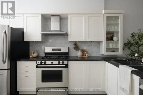 12 East York Avenue Toronto (broadview North) ON M4K 3Z9
