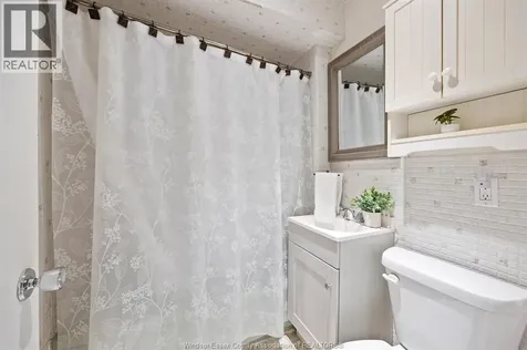 3672 Girardot Windsor ON N9C 1W5
