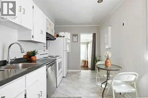 3672 Girardot Windsor ON N9C 1W5