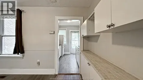 1424 Wyandotte Street West Windsor ON N9B 1H4