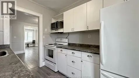 1424 Wyandotte Street West Windsor ON N9B 1H4