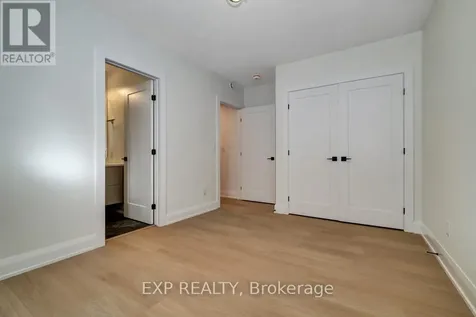 533 Broadhead Avenue Ottawa ON K1Z 5R9