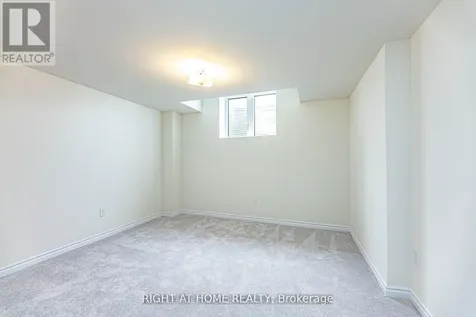 27 Lincoln Drive Barrie ON L9J 0L8
