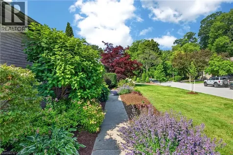 90 Oaklands Park Court Burlington ON L7T 4G9