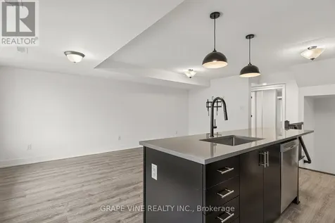 581 Takamose Private Ottawa ON K1K 4Z4