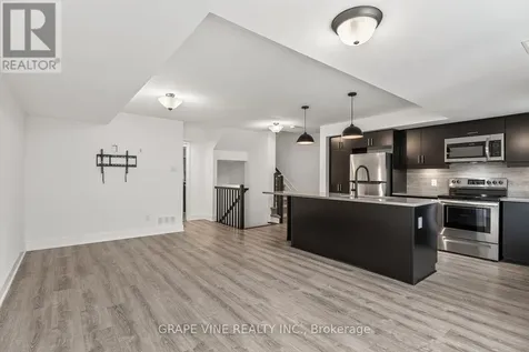 581 Takamose Private Ottawa ON K1K 4Z4