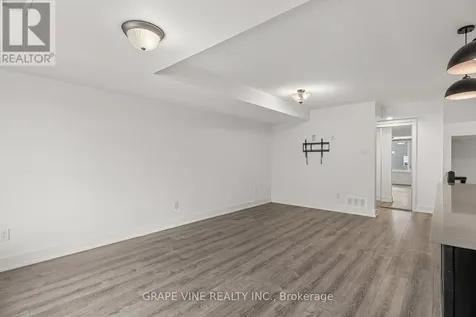 581 Takamose Private Ottawa ON K1K 4Z4