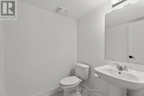 581 Takamose Private Ottawa ON K1K 4Z4