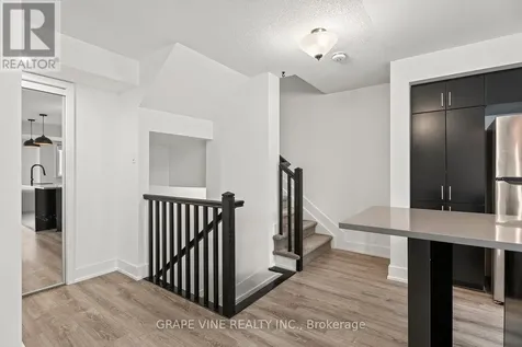 581 Takamose Private Ottawa ON K1K 4Z4
