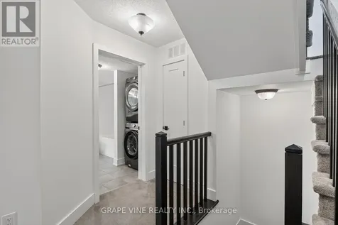 581 Takamose Private Ottawa ON K1K 4Z4