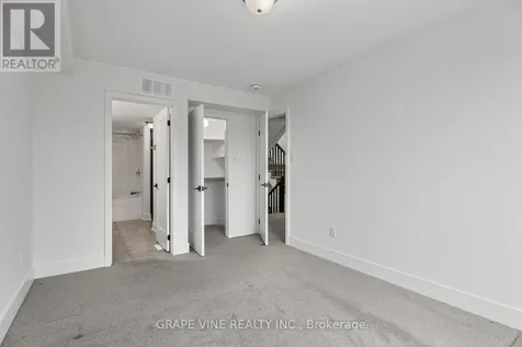 581 Takamose Private Ottawa ON K1K 4Z4