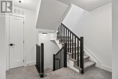 581 Takamose Private Ottawa ON K1K 4Z4
