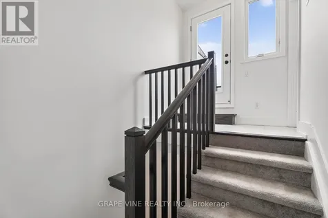 581 Takamose Private Ottawa ON K1K 4Z4