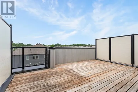 581 Takamose Private Ottawa ON K1K 4Z4