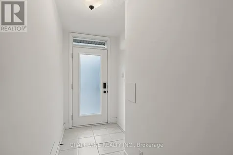 581 Takamose Private Ottawa ON K1K 4Z4