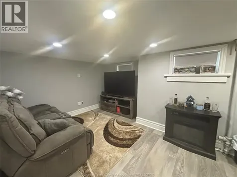 2322 Byng Windsor ON N8W 3E5