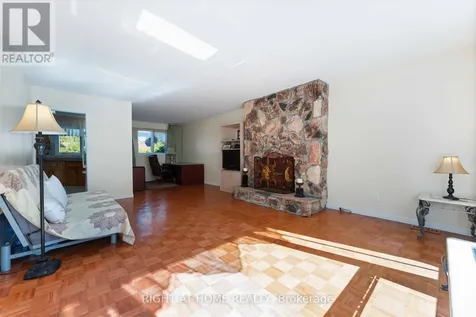 2221 Circle Place Ottawa ON K1G 3E2
