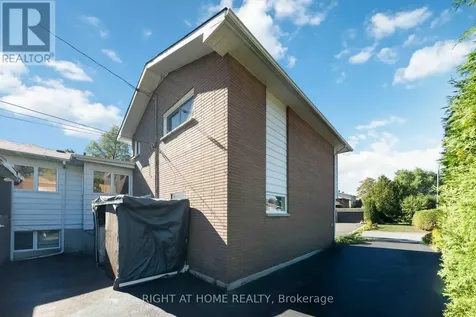 2221 Circle Place Ottawa ON K1G 3E2