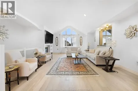 1075 Stoneybrook Windsor ON N9G 2Y3