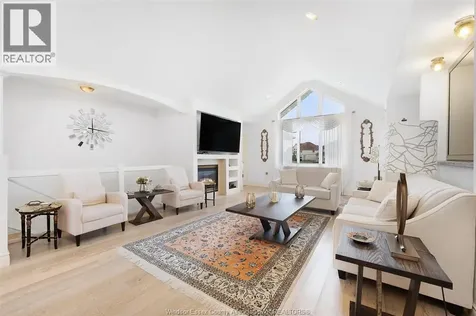 1075 Stoneybrook Windsor ON N9G 2Y3
