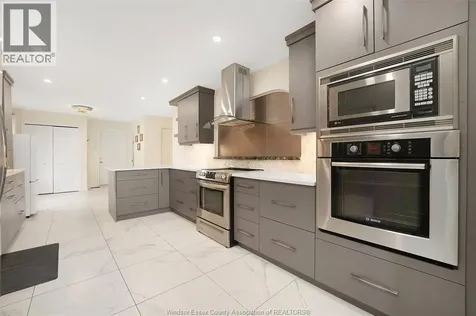 1075 Stoneybrook Windsor ON N9G 2Y3