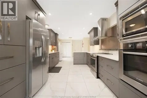 1075 Stoneybrook Windsor ON N9G 2Y3
