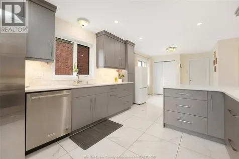 1075 Stoneybrook Windsor ON N9G 2Y3
