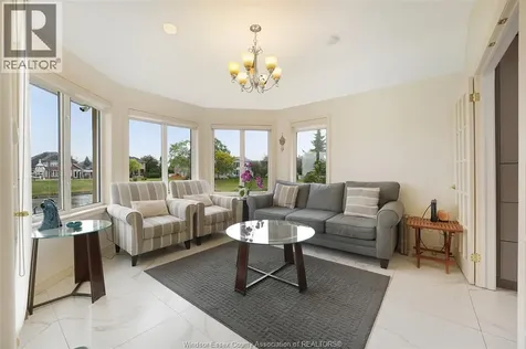 1075 Stoneybrook Windsor ON N9G 2Y3