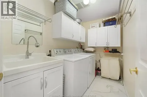 1075 Stoneybrook Windsor ON N9G 2Y3